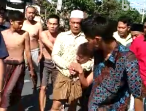 Babak Belur, Maling Motor Kepergok Warga di Sampang