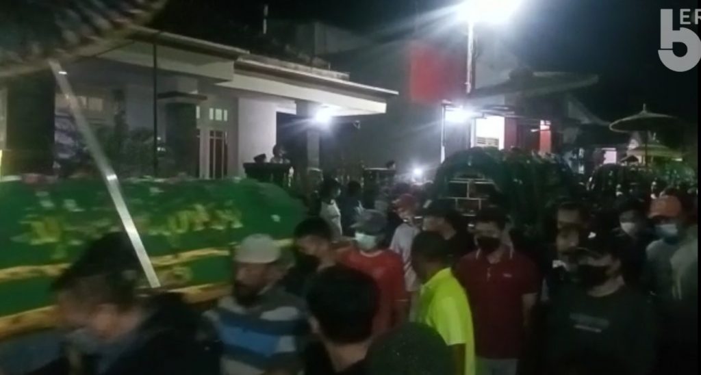 Warga Tumpang Makamkan 7 Korban Tewas Kecelakaan Maut di Malang Bersamaan