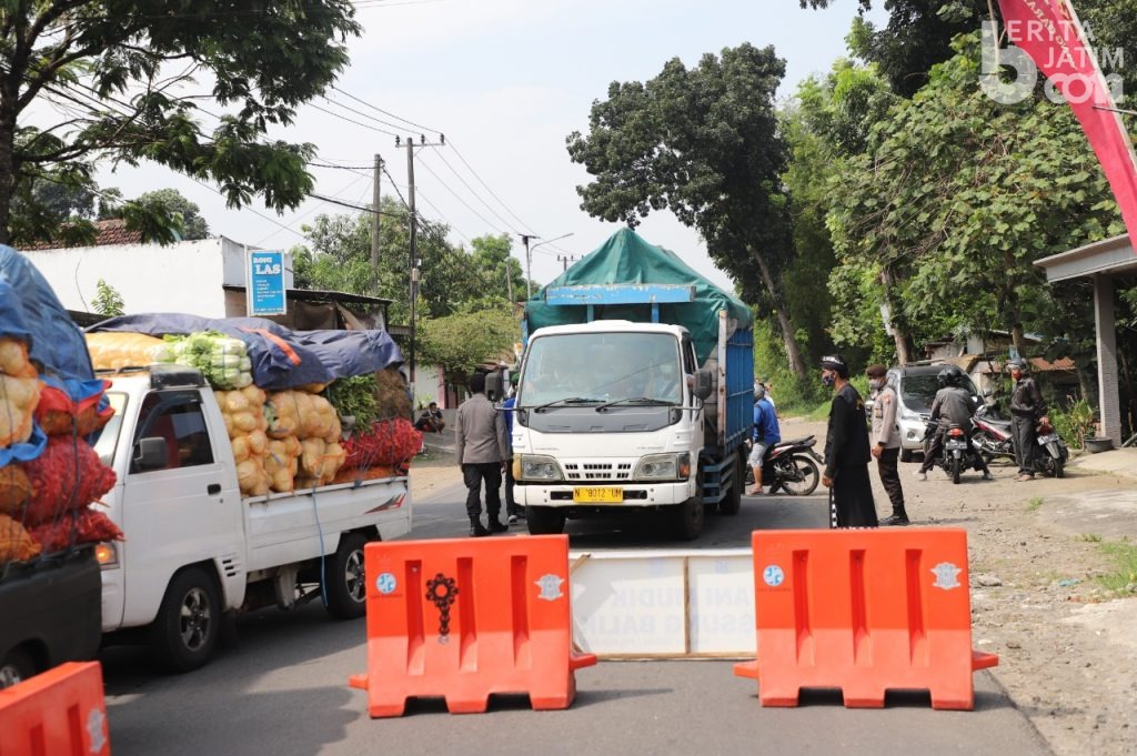 Pemudik Putar Balik di Pos Penyekatan Kediri – Batu