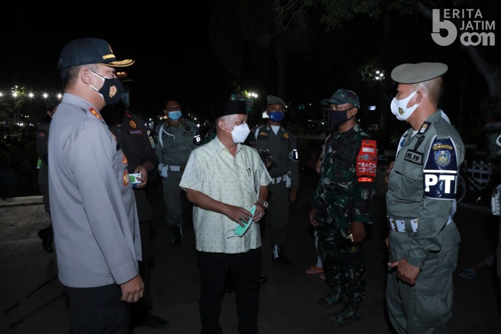 Pantau Malam Takbir, Forpimda Situbondo Bagi Masker