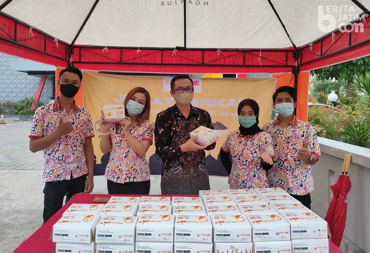 Front One Hotel Nganjuk Berbagi di Bulan Suci