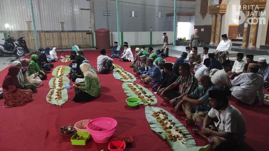 Usai Salat Gerhana, Warga Mojokrapak Jombang Kenduri Nasi Liwet