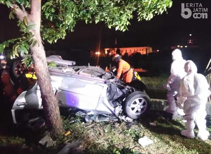 Ngebut di Jalan Ir Soekarno-Hatta, Mobil Terbalik Sekitar Warung Soto Cak Har