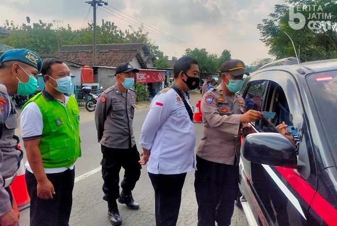 Di Perbatasan Jombang-Lamongan, Puluhan Kendaraan Jalani Pemeriksaan