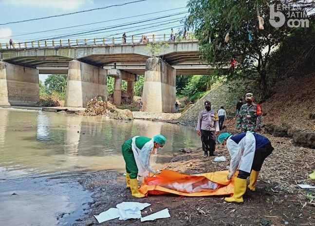 Mayat Tengkurap Penuh Luka Tusukan di Sungai Ketonggo Ngawi, Identitas Belum Terungkap