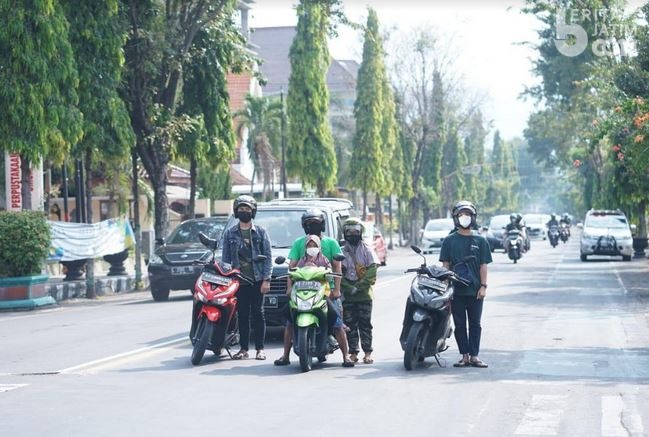 Pengendara Motor Sikap Sempurna Saat Mars Pancasila Dikumandangkan