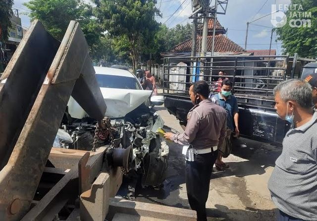 Tertabrak Mobil CRV, Pikap Parkir Seruduk Rolling Door Toko Beras