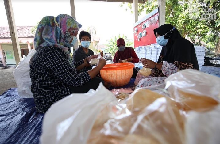 Tagana dan Masyarakat Bantu Konsumsi Warga Tarokan Kediri Jalani Mikro Lockdown