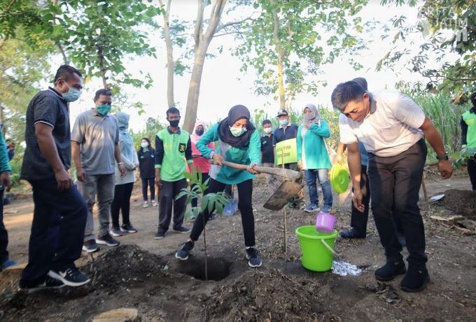 Ketua TP PKK Kota Kediri Tanam Pohon di Sumber Dadapan
