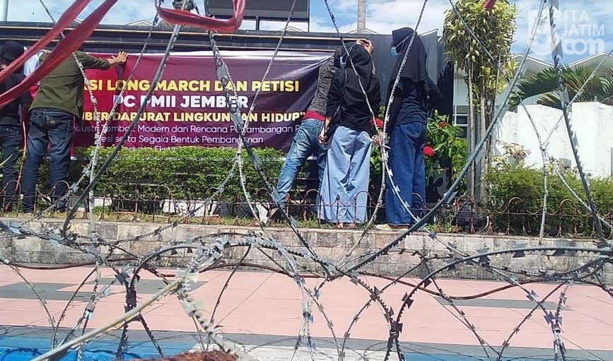 PMII Demo Menentang Tambak dan Tambang di Pesisir Selatan