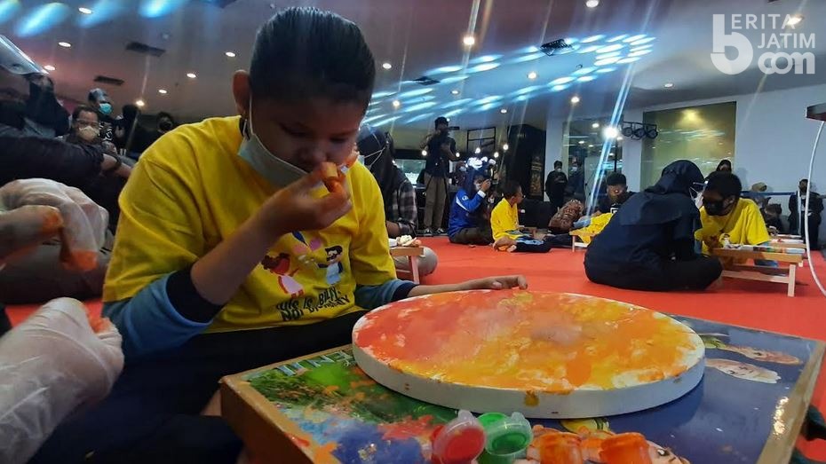 Mahasiswa S2 Unair Ajak Anak Berkebutuhan Khusus Mengenal Warna Hingga Melukis