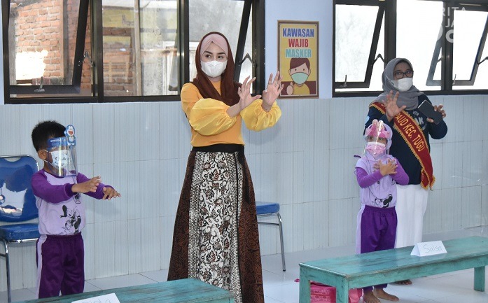 Ketua TP PKK Trenggalek Tinjau Kesiapan Pembelajaran Tatap Muka