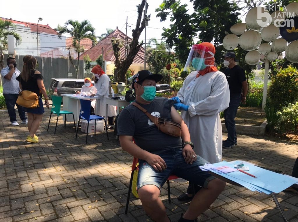 RS di Malang Lakukan Vaksinasi di Taman Agar Warga Rileks