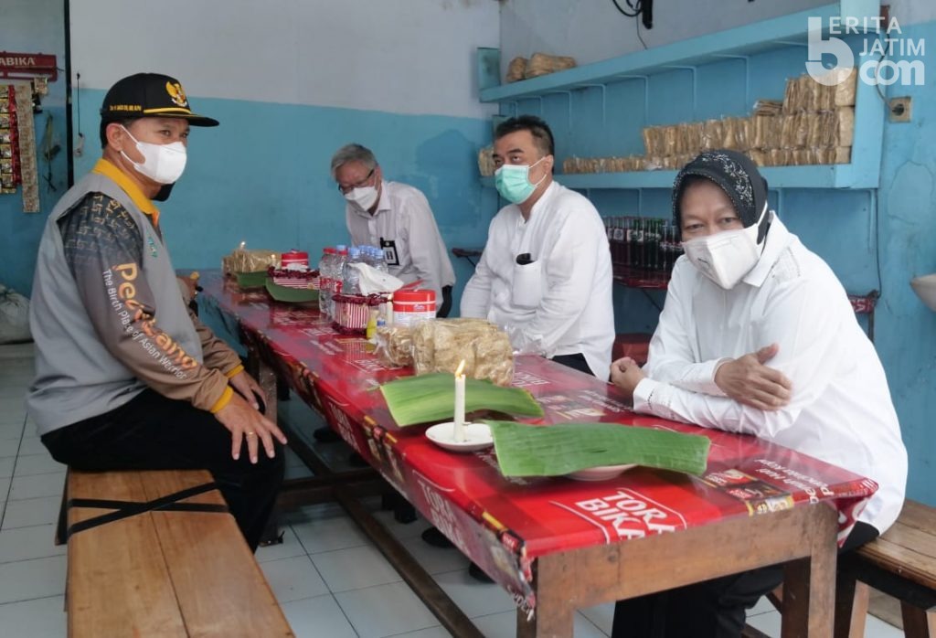 Di Sela Kunjungan ke Ponorogo, Mensos Risma Santap Pecel Madiun