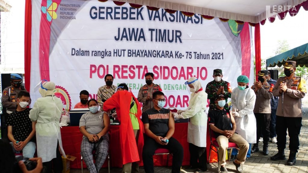 Tekan Angka Covid-19, Polisi Sidoarjo Gelar Grebek Vaksin di Pemukiman Warga