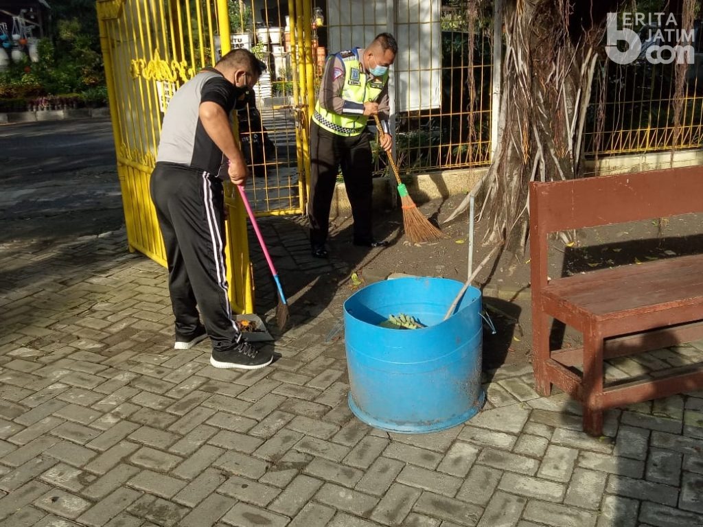 Jelang HUT Bhayangkara, Puluhan Polisi Gresik Bersih-Bersih Tempat Ibadah