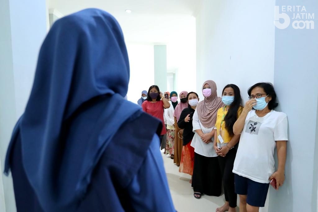 Acungi Jempol, Bupati Ipuk Kunjungi Isolasi Pekerja Migran Indonesia