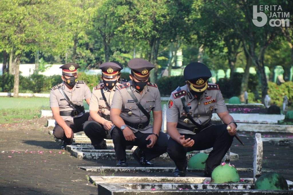 Peringatan HUT Ke-75 Bhayangkara, Polres Ngawi Ziarah ke Taman Makam Pahlawan