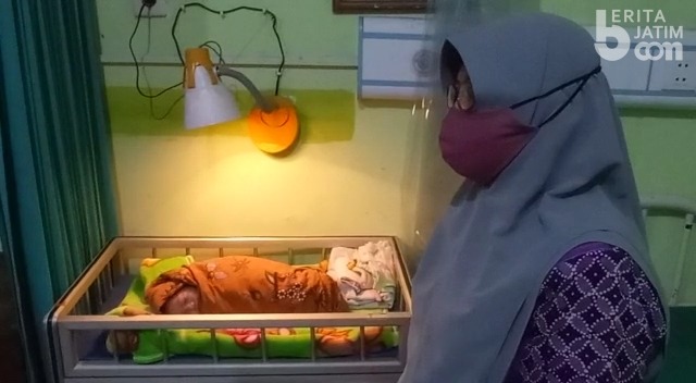Takut, Ibu Kandung Bayi di Mojokerto Beralibi Temukan Bayi di Tumpukan Kayu Bakar