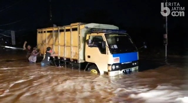 Sungai Patung Meluap, Kendaraan di Jalur Pasuruan-Mojokerto Mogok