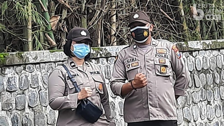Pasutri Anggota Polres Mojokerto Ini Ikut Kawal dan Jemput Pasien Covid-19