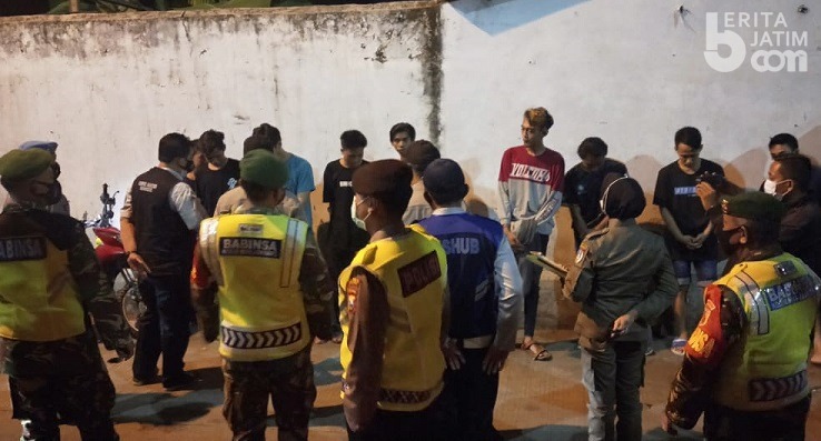 Petugas Datang, Remaja Tak Bermasker di Jombang Lari Tunggang Langgang