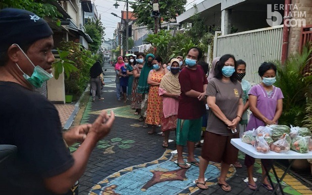 Lewat Gerakan Peduli Tetangga, Dosen Sasindo Unair Rutin Bagikan Sembako