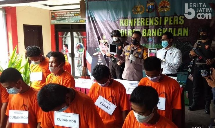 2 Remaja Ini Curi 10 Gadget Milik SD Negeri Tambangan
