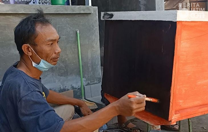 Gusdurian Mojokutho Kediri Buatkan Peti Mati untuk Jenazah Covid-19