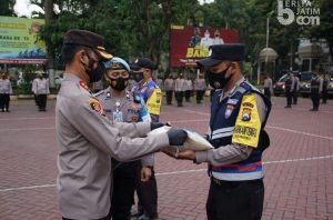 Bantu Warga Hadapi PPKM Darurat, Polres Malang Bagikan Ribuan Sembako