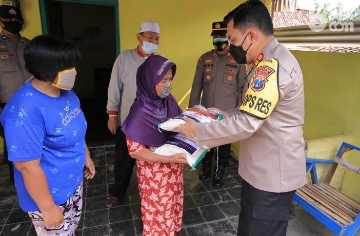 Polres Madiun Bagikan 1,5 Ton Beras pada Masyarakat Terdampak Covid-19