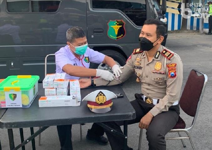 Deteksi Dini Penyakit, Anggota Satlantas Polres Kediri Cek Kesehatan