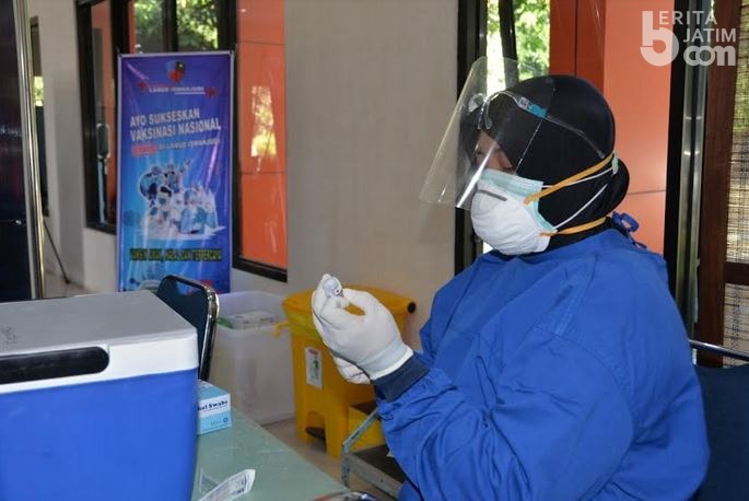 Vaksinator dari RSAU dr Efram Harsana Lanud Iswahjudi Semangat Layani Masyarakat