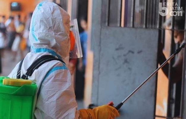 Tekan Penyebaran Covid-19, Rutan Banjarsari Gresik Disemprot Disinfektan