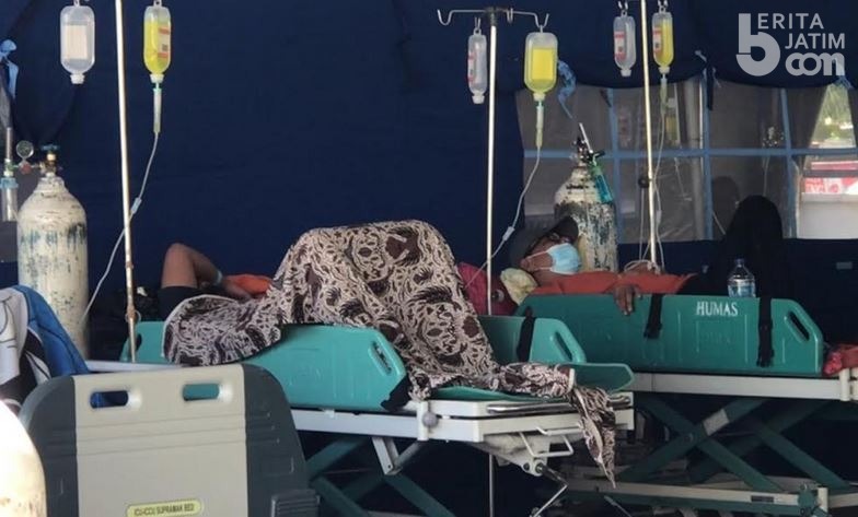 Ruang Isolasi Penuh, Pasien Covid-19 Dirawat di Tenda Darurat