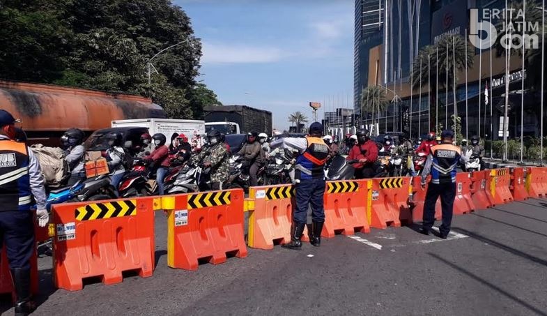 Selain Bundaran Waru, Polisi Juga Tutup 3 Jalan Protokol di Surabaya