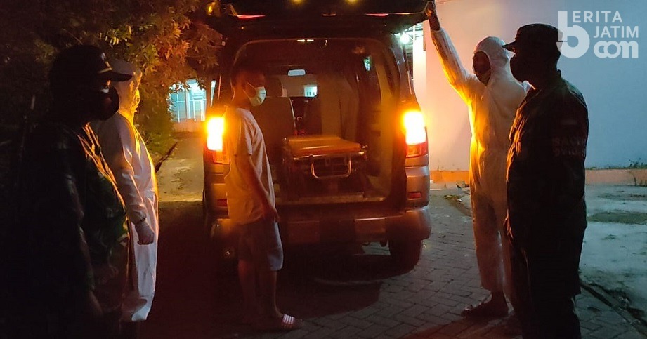 Babinsa Lamongan Pindahkan Warga Isoman ke Lokasi Isoter