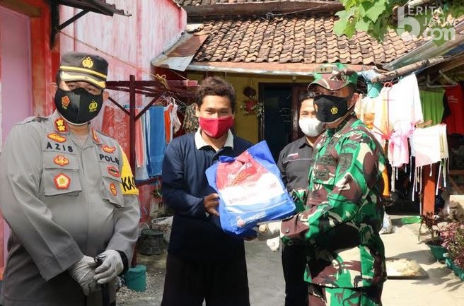 PPKM Darurat di Ponorogo, TNI – Polri Salurkan 1000 Paket Sembako pada Warga Terdampak