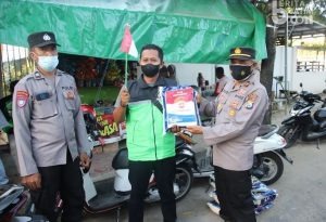 Polres Sumenep Bagikan Bansos dan Bendera Merah Putih pada Ojol dan PKL