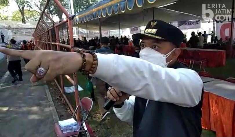 Ekspresi Wali Kota Eri Cahyadi saat Atur Antrean Vaksinasi di Stadion Gelora 10 November