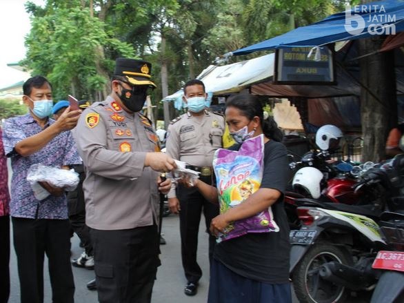 Polres Kediri Kota Bagi Sembako pada PKL dan Tukang Becak