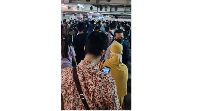 Antrean Vaksinasi di Tunjungan Plaza Surabaya Mengular