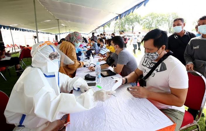 50 Ribu Warga Surabaya Ikuti Vaksin Massal di Gelora 10 November