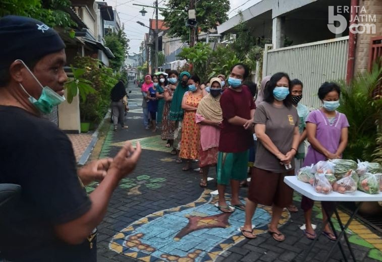 Dosen Ini Berbagi Sembako Tiap Hari Jumat