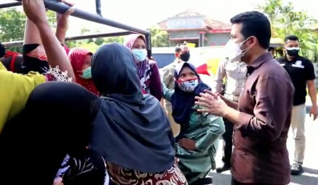 Kisah Emil Dardak Mencegat Emak-Emak di Blega