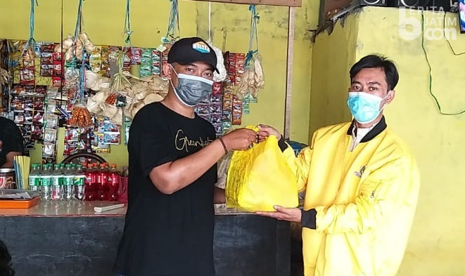 Golkar Surabaya Berikan Bantuan untuk Warga Terdampak PPKM Darurat