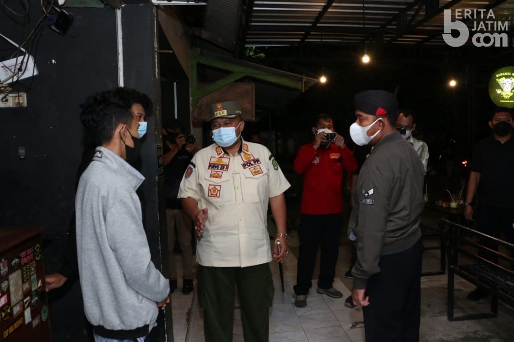 Perketat PPKM: Warga Berkerumun, Tim Satgas Covid-19 Sumenep Swab di Tempat