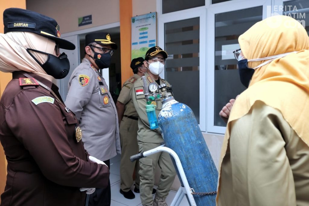 Pantau Vaksinasi Massal, Bupati Trenggalek Juga Pastikan Stok Oksigen