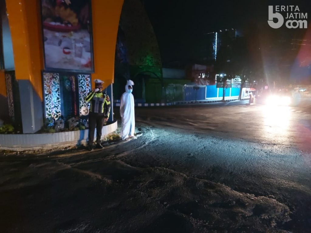 Hiii.. Ada ‘Pocong’ Berdiri di Bundaran Kota Sumenep