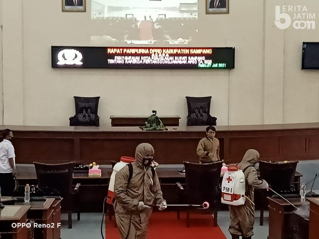Sebelum Sidang Paripurna, Gedung DPRD Sampang Disemprot Disinfektan